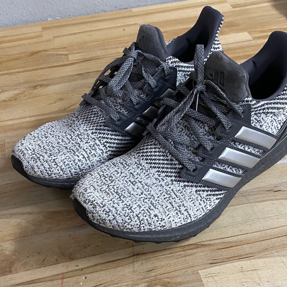 adidas Men’s Gray Knit Running Sneakers Silver Stripes men’s size 10.5 like new